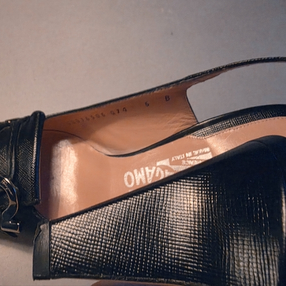 Salvatore Ferragamo Gancini slingback pumps. - Picture 11 of 12